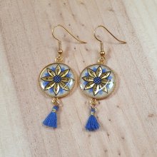 Boucles d'oreille pendantes enluminées fleur dorée/bleue