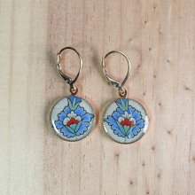 Boucles d'oreille enluminées fleur orientale bleue