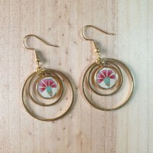 Boucles d'oreille pendantes enluminées oeillet rouge
