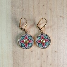 Boucles d'oreille pendantes enluminées printanières fleur rose ou bleue
