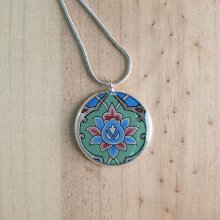 Collier pendentif enluminé fleur et arabesques vert/argenté/bleu/rosé sur chaîne argentée