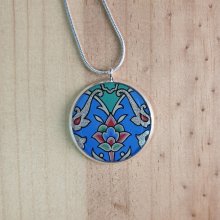 Collier pendentif enluminé fleur et arabesques bleu/argenté/vert/rosé sur chaîne argentée