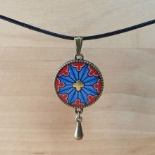 Collier pendentif enluminé rosace gothique sur cordon en coton ciré