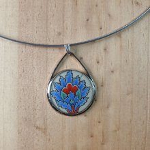 Collier pendentif enluminé fleur orientale sur tour de cou cable