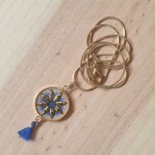 Collier pendentif enluminé fleur dorée/bleue sur chaîne dorée