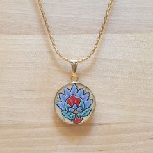Collier pendentif enluminé fleur orientale bleue