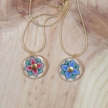 Collier pendentif enluminé printanier fleur rose ou bleue sur chaîne dorée